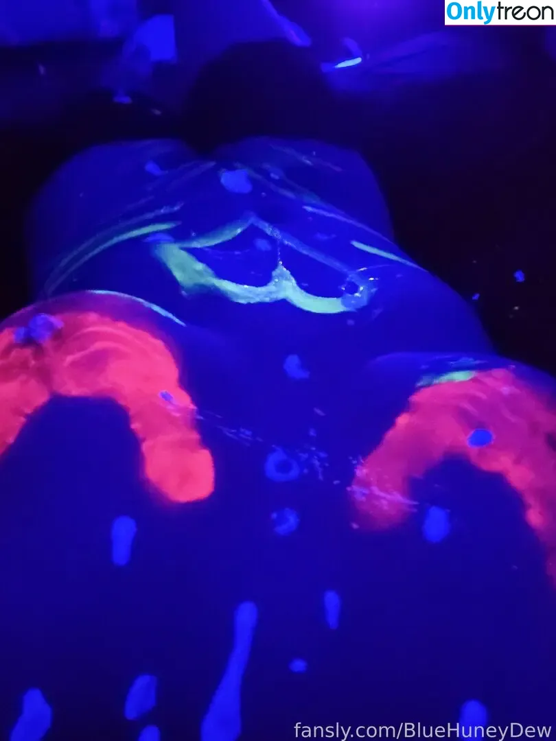 BlueHuneyDew nude photo #0010 (bluehunnitss_)