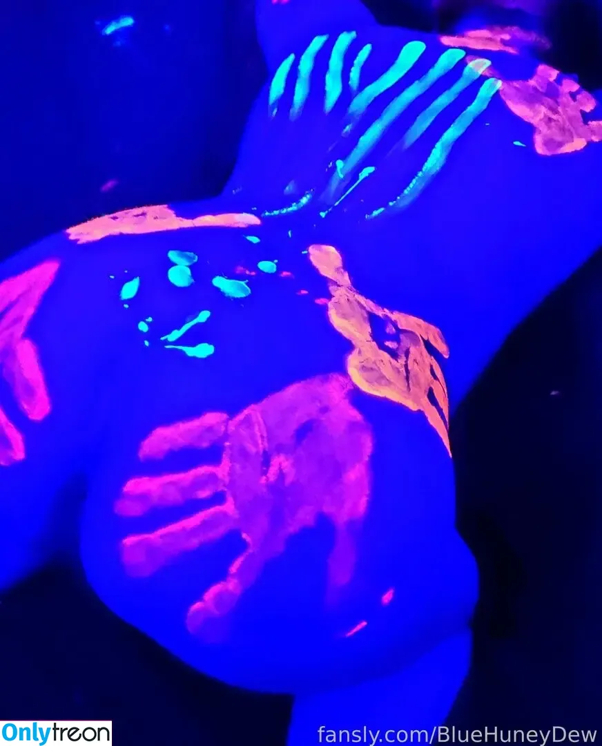 BlueHuneyDew nude photo #0015 (bluehunnitss_)