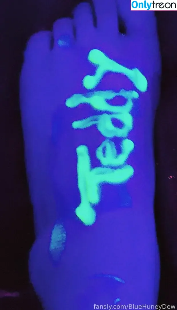 BlueHuneyDew nude photo #0023 (bluehunnitss_)