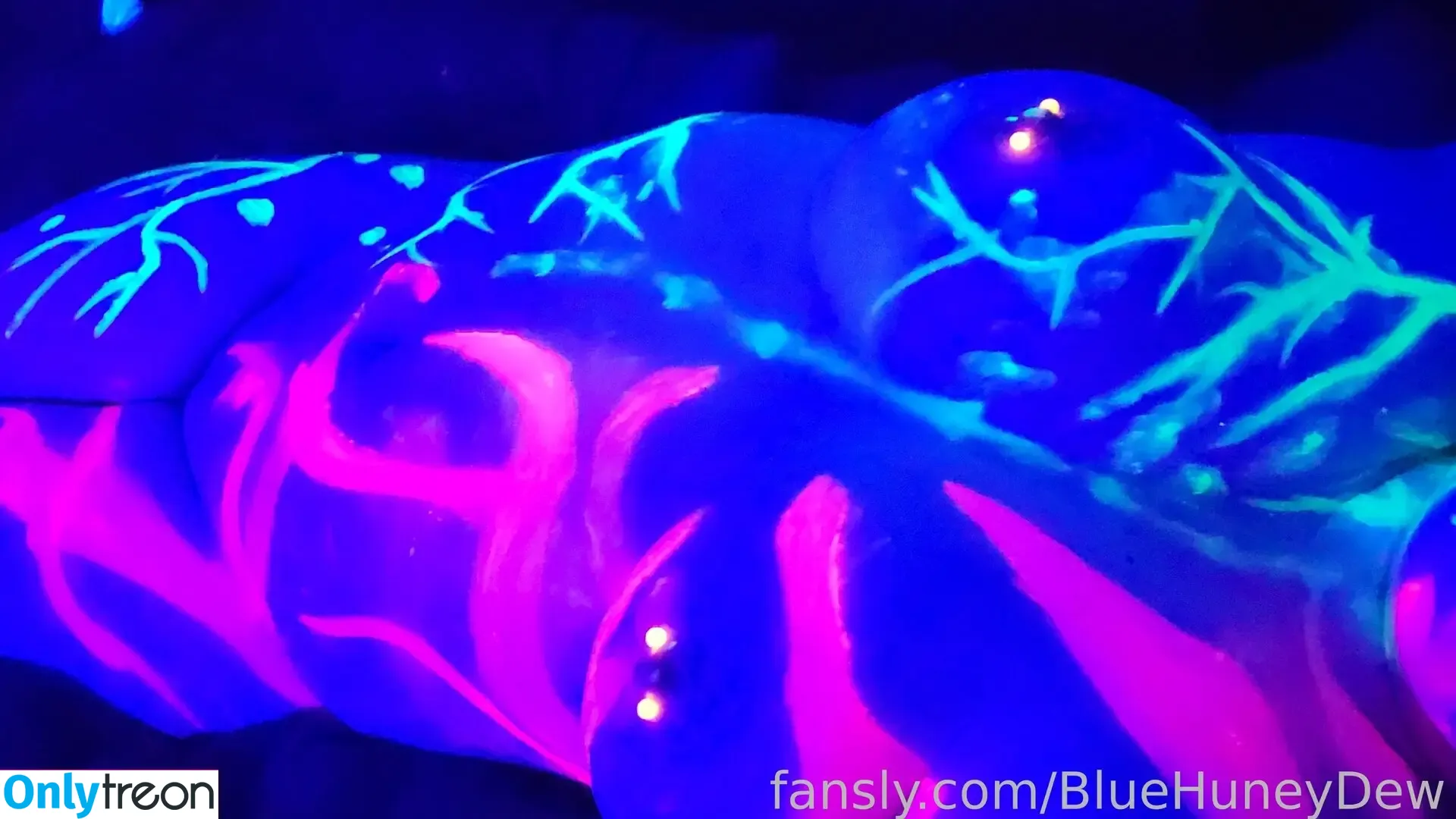 BlueHuneyDew nude photo #0051 (bluehunnitss_)