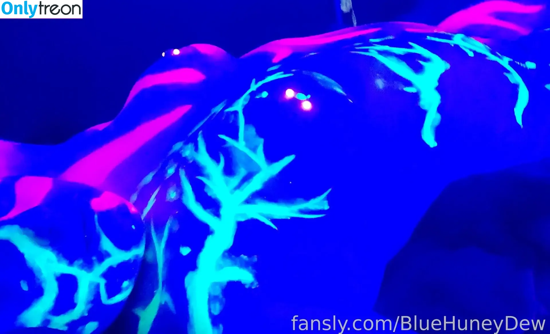 BlueHuneyDew nude photo #0052 (bluehunnitss_)