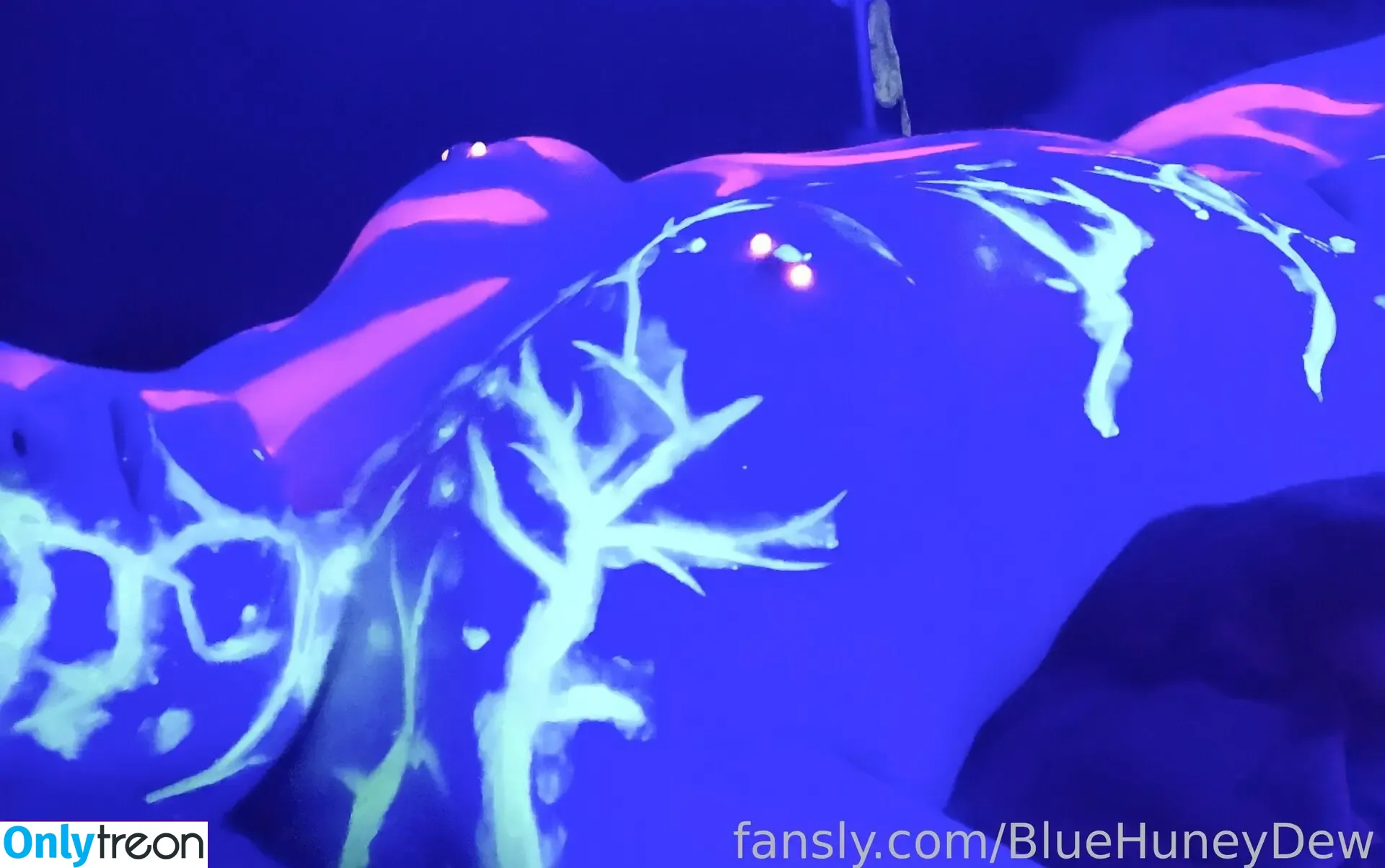BlueHuneyDew nude photo #0053 (bluehunnitss_)