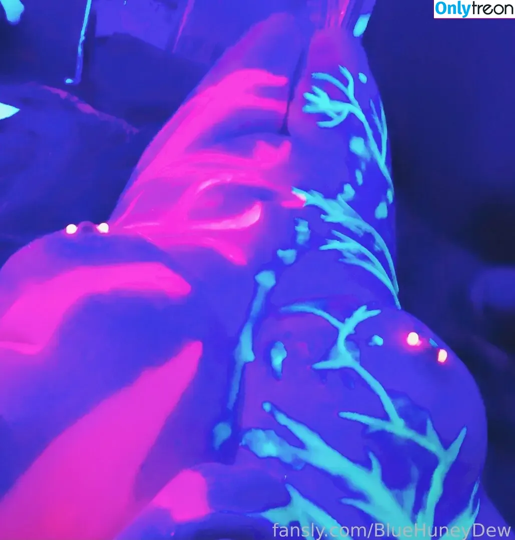 BlueHuneyDew nude photo #0058 (bluehunnitss_)