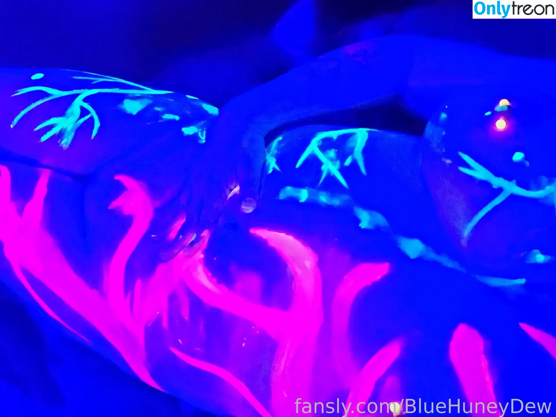 BlueHuneyDew nude photo #0059 (bluehunnitss_)