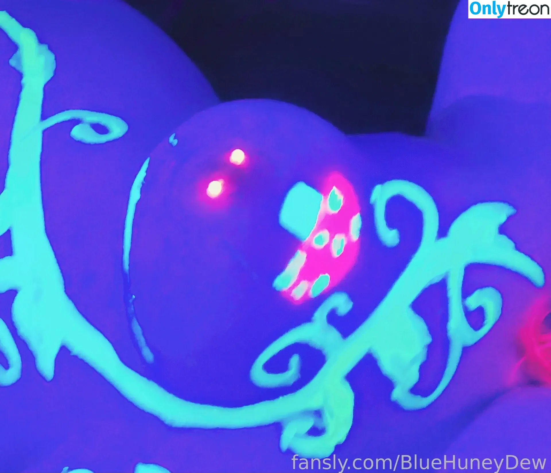 BlueHuneyDew nude photo #0066 (bluehunnitss_)
