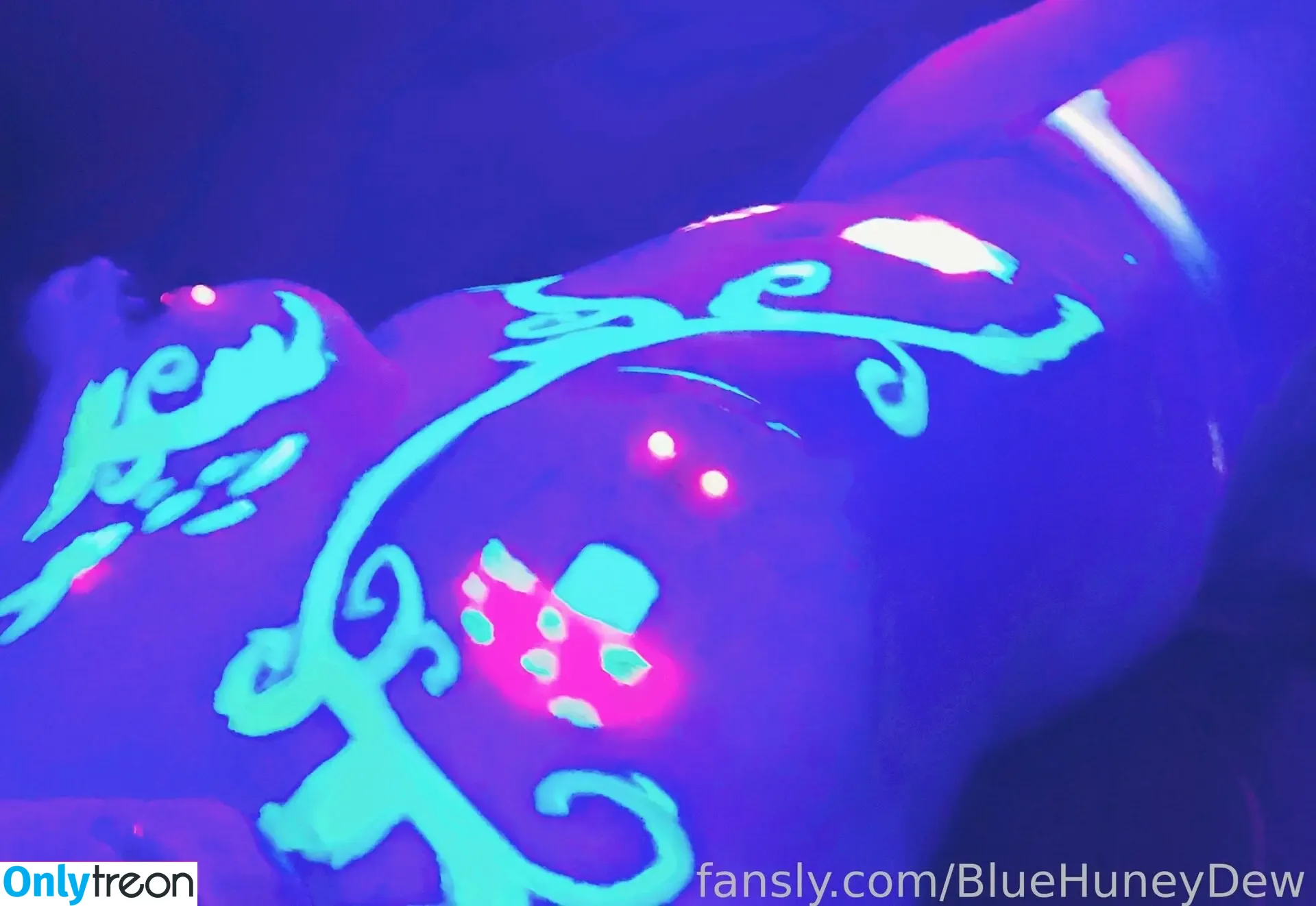 BlueHuneyDew nude photo #0067 (bluehunnitss_)