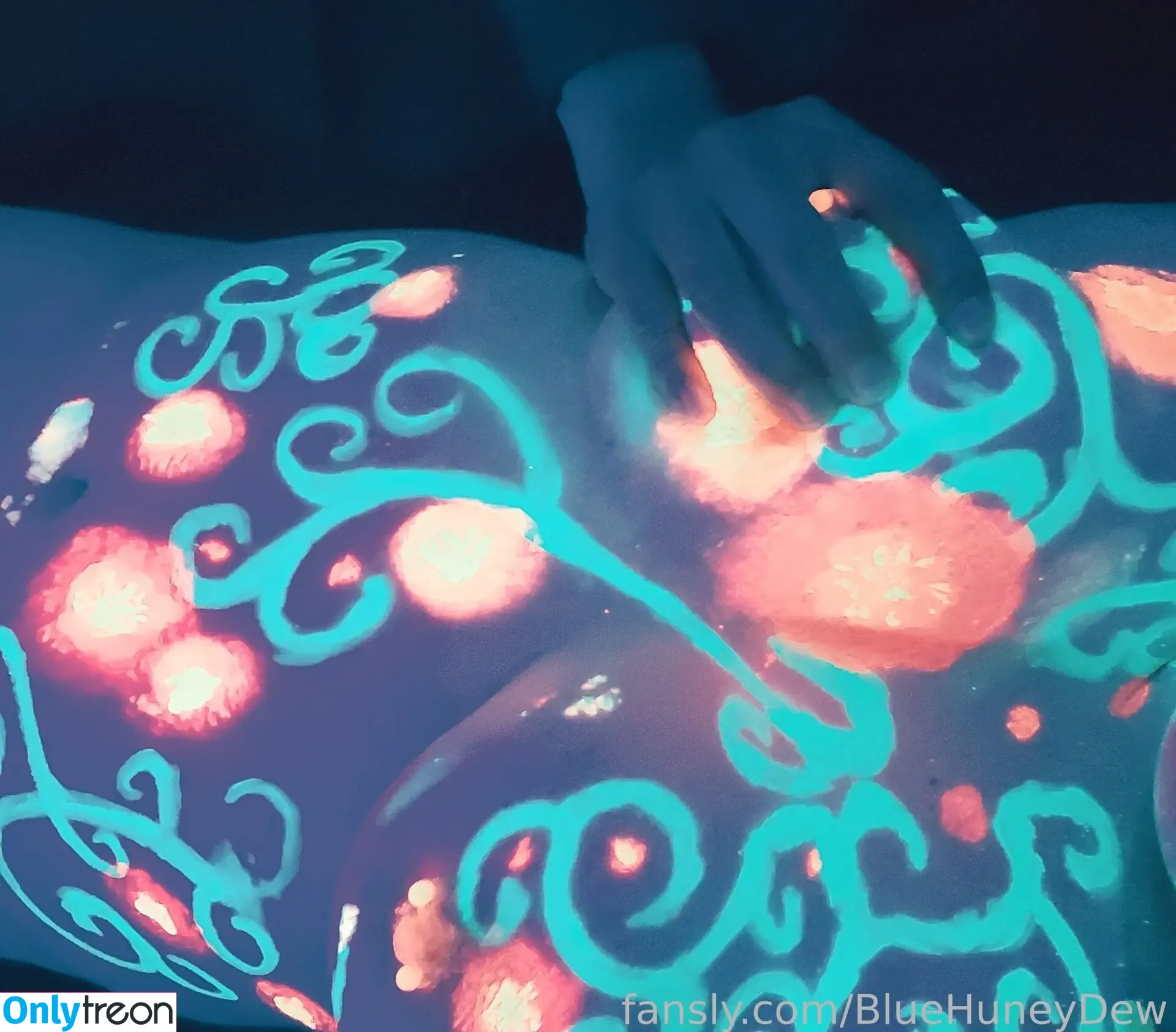 BlueHuneyDew nude photo #0089 (bluehunnitss_)