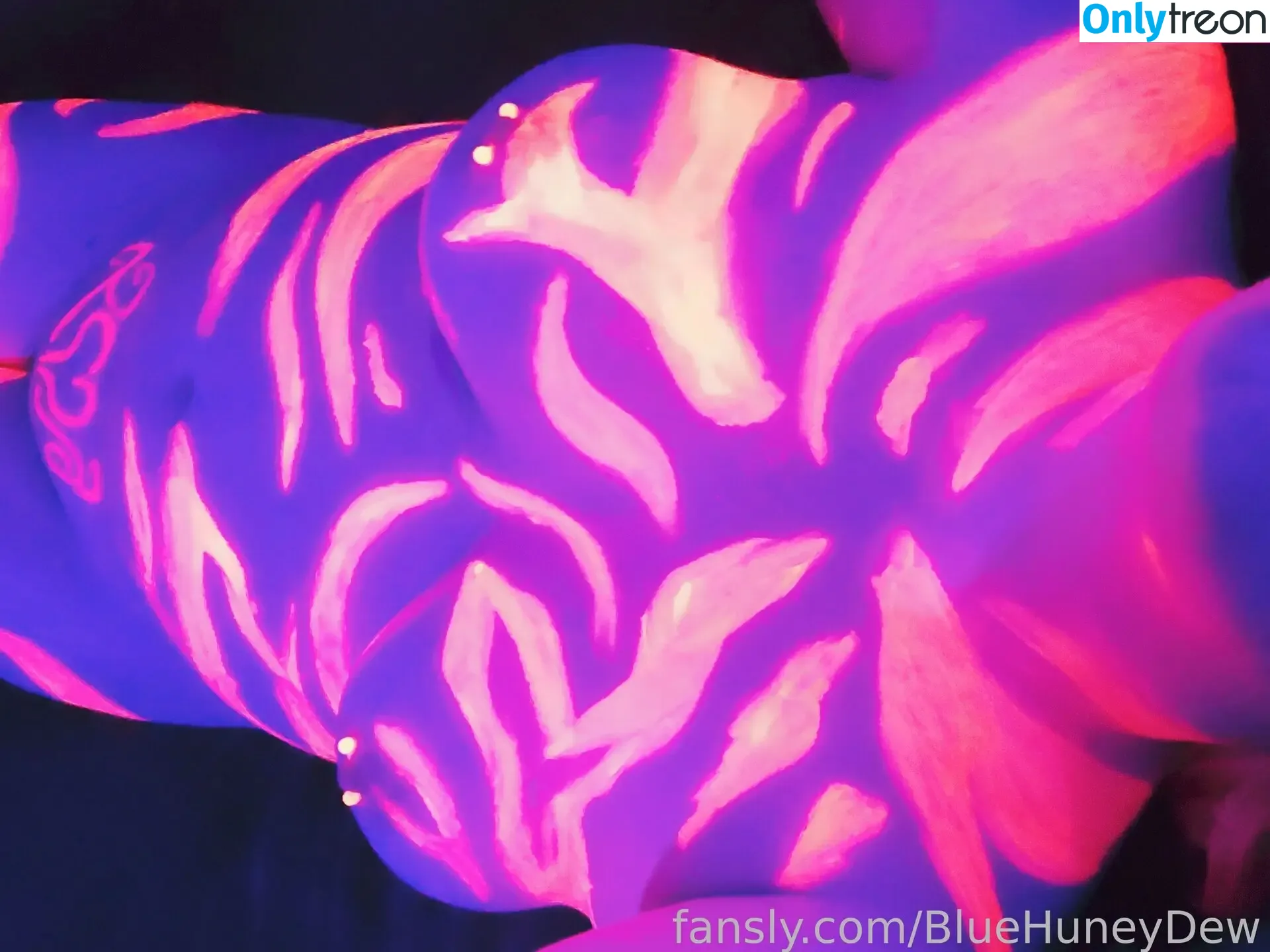 BlueHuneyDew nude photo #0100 (bluehunnitss_)