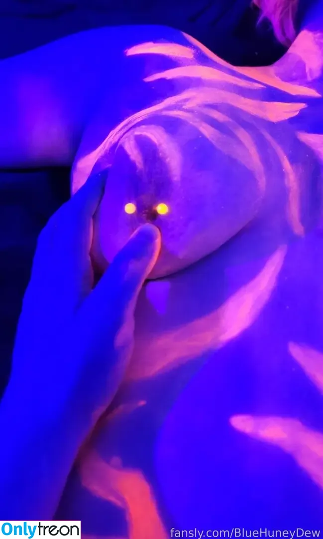 BlueHuneyDew nude photo #0110 (bluehunnitss_)