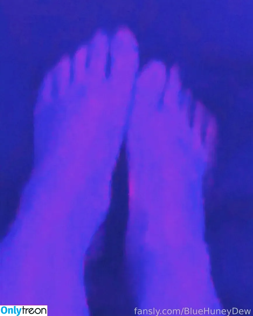 BlueHuneyDew nude photo #0111 (bluehunnitss_)