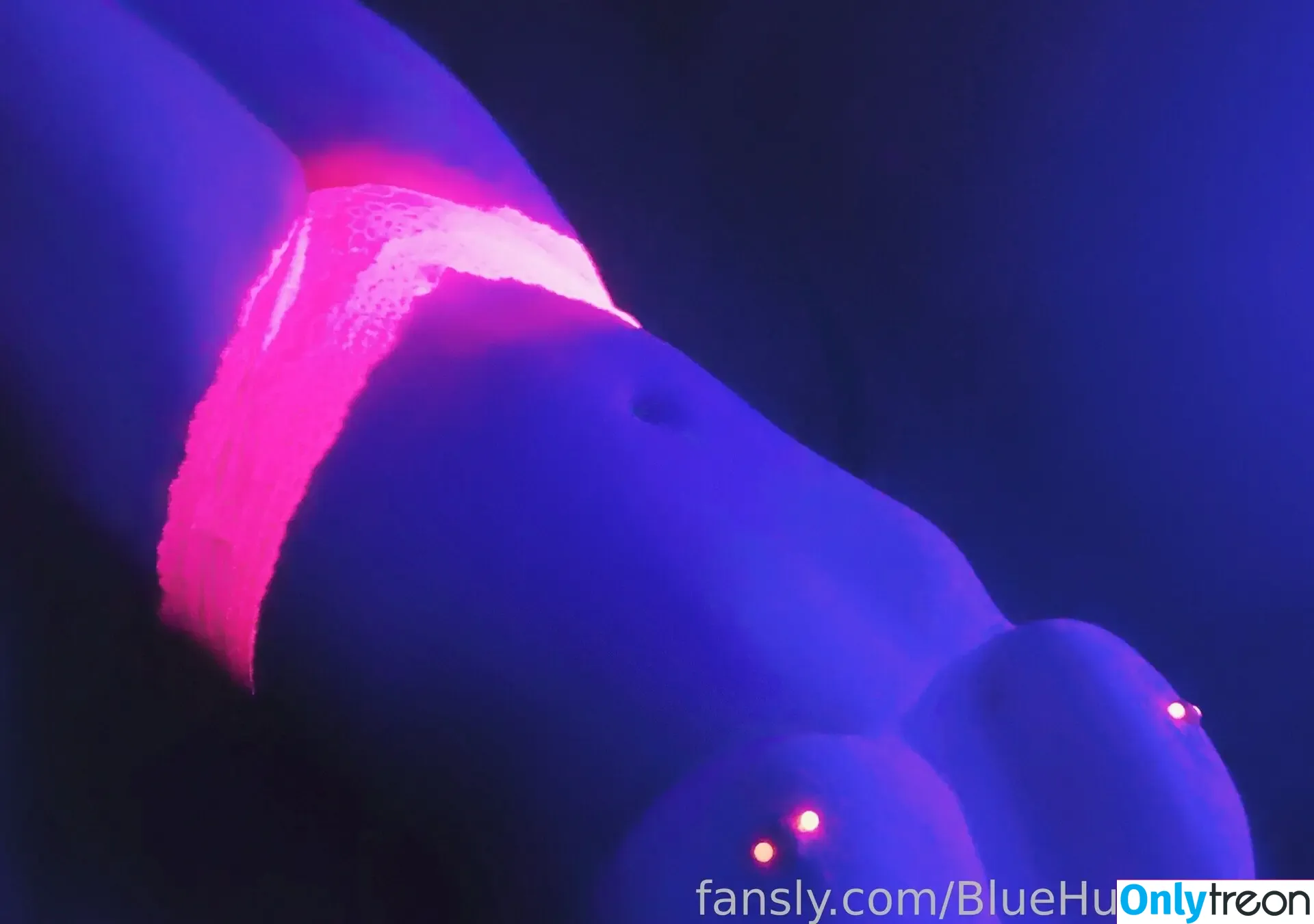 BlueHuneyDew nude photo #0124 (bluehunnitss_)