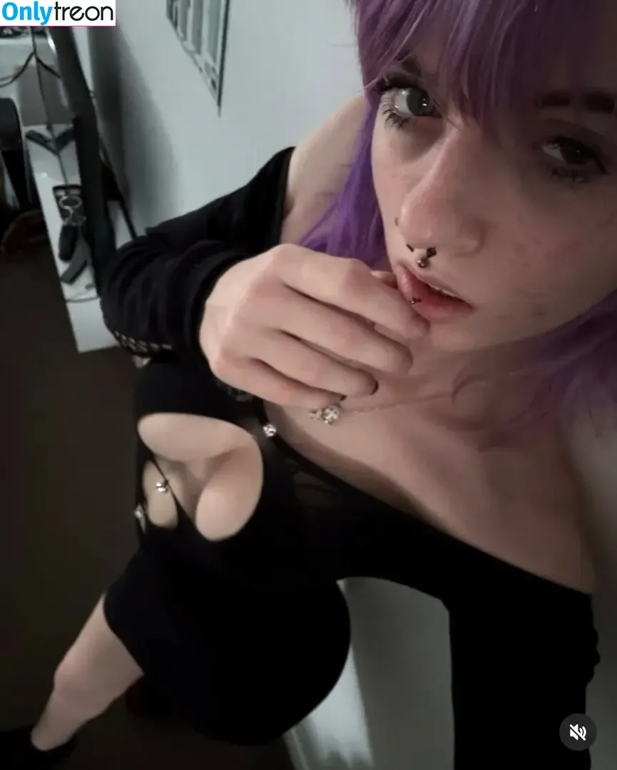 Bluntzncxntss nude photo #0002 (_.gh0st._.420._ / blunt.n.balanced)