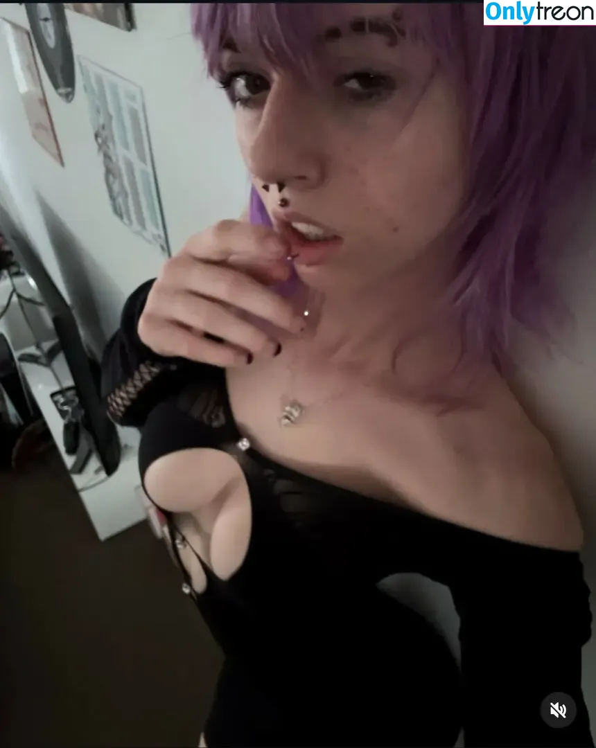 Bluntzncxntss nude photo #0003 (_.gh0st._.420._ / blunt.n.balanced)