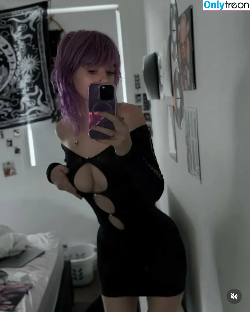 Bluntzncxntss nude photo #0004 (_.gh0st._.420._ / blunt.n.balanced)