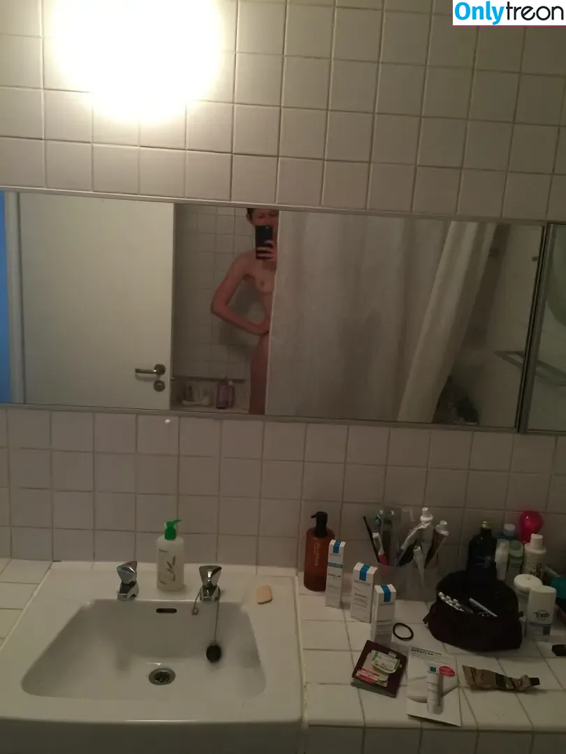 Bonnie Wright nude photo #0152 (thisisbwright)