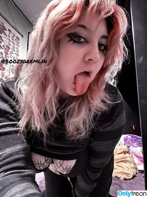 BoozyGremlinx / boozy.gremlin nude photo #0001