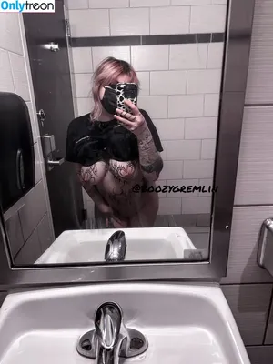 BoozyGremlinx / boozy.gremlin nude photo #0032