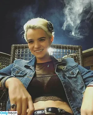 Brianna Hildebrand / briannahilde nude photo #0005
