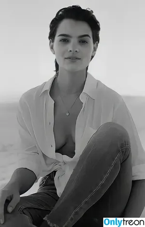 Brianna Hildebrand / briannahilde nude photo #0012