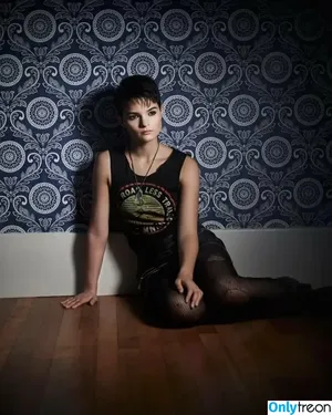 Brianna Hildebrand / briannahilde nude photo #0072
