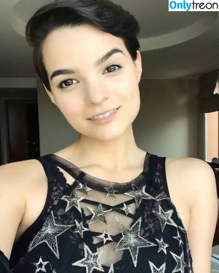 Brianna Hildebrand nude photo #0021 (briannahilde)