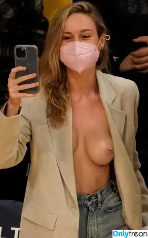 Brie Larson / brielarson nude photo #0975