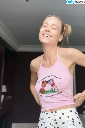 Brie Larson / brielarson nude photo #1101