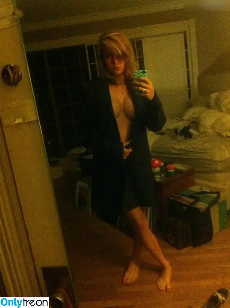 Brie Larson nude photo #1082 (brielarson)