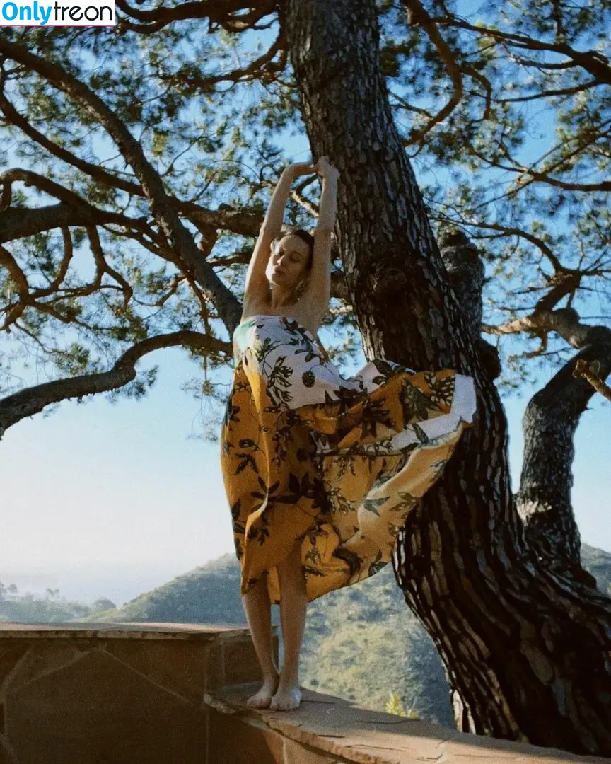 Brie Larson nude photo #2124 (brielarson)