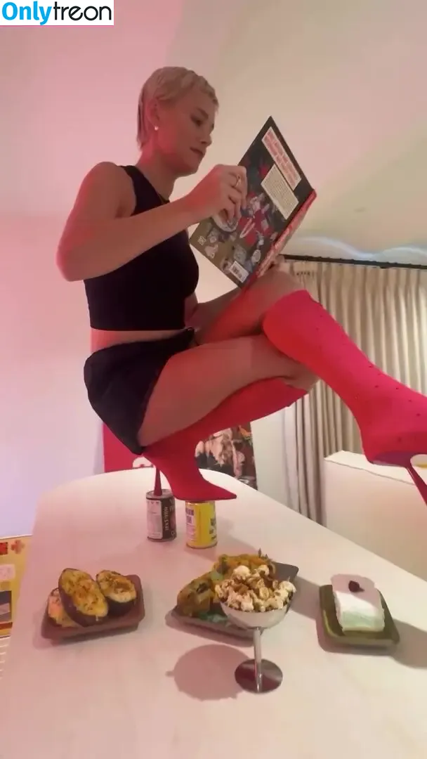 Brie Larson nude photo #2162 (brielarson)