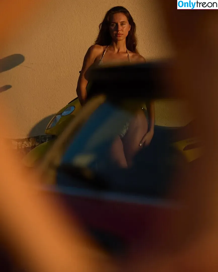 Brit Manuela nude photo #2578 (britmanuela)