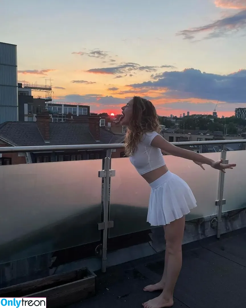 Britt Robertson nude photo #0122 (brittlrobertson)