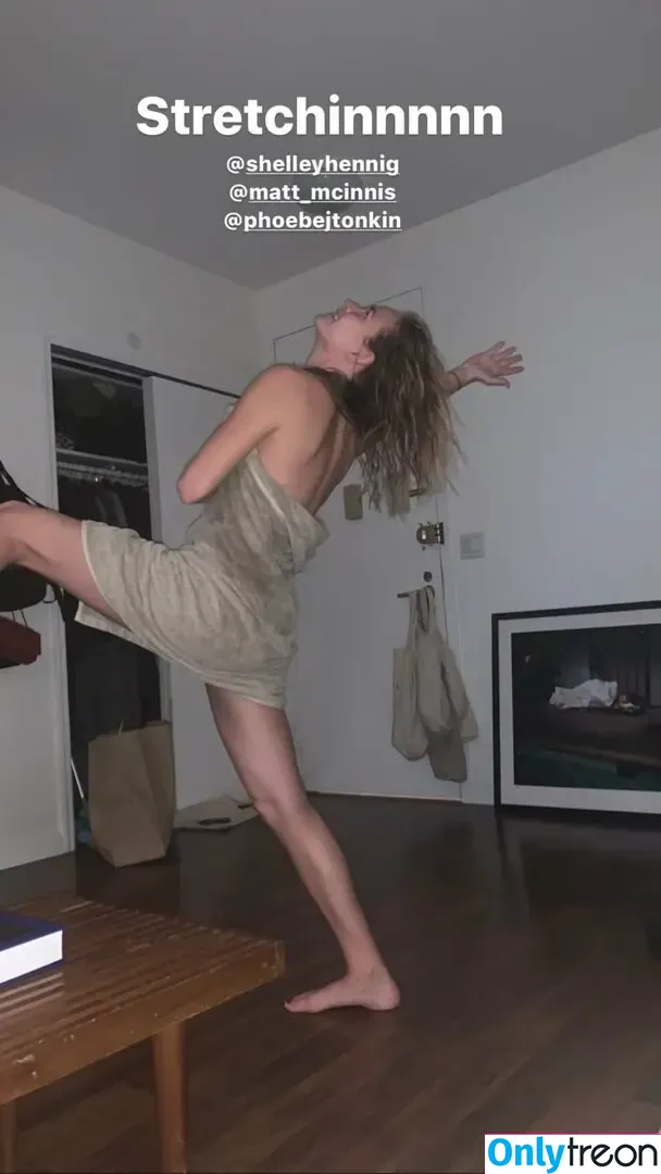 Britt Robertson nude photo #0135 (brittlrobertson)