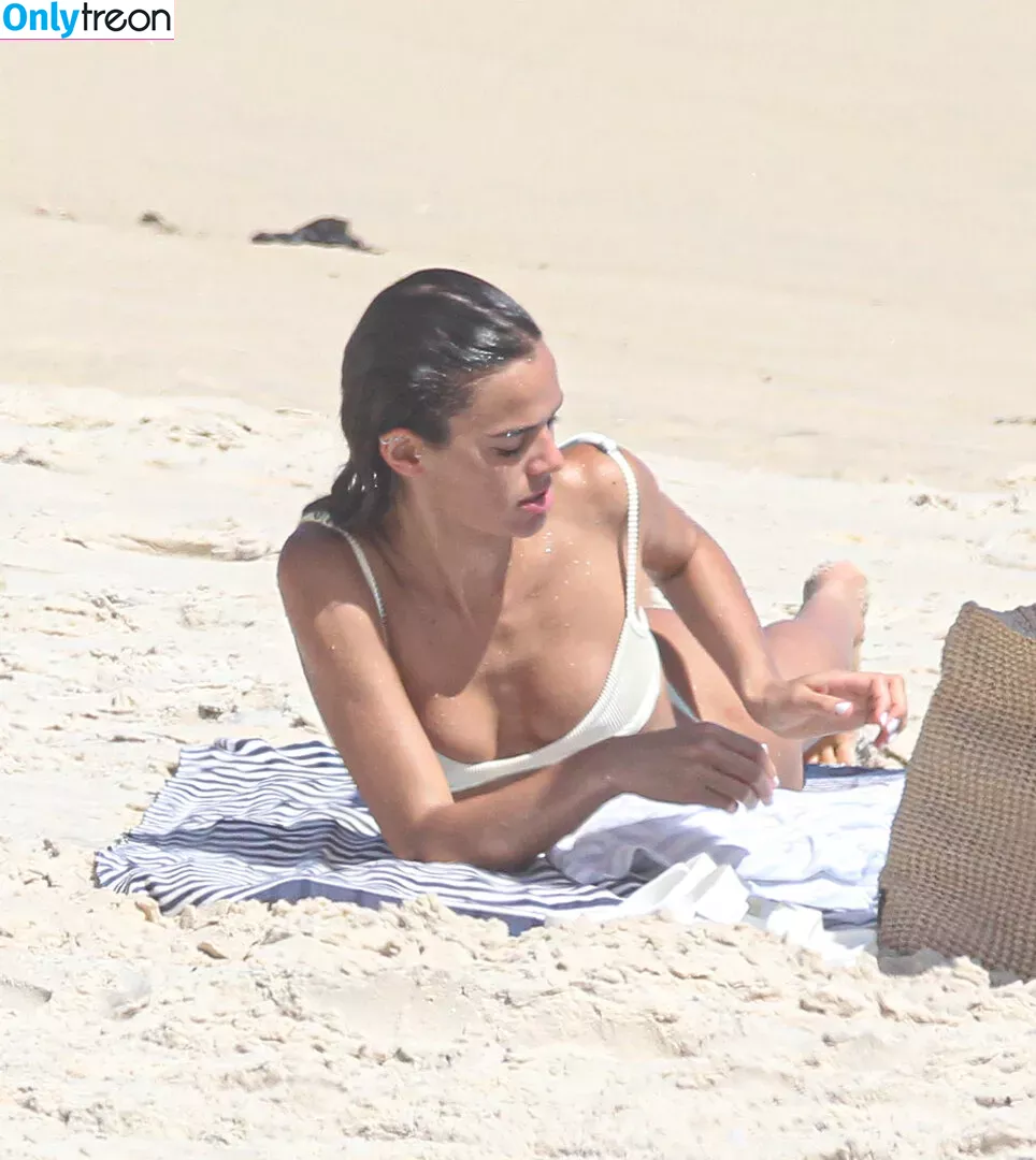 Bruna Marquezine nude photo #0534 (brumarquezine / brunamarquezine)
