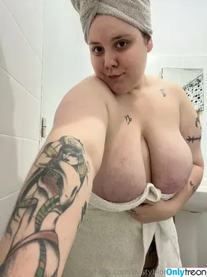 bustyblondinaughty / babesgalleryofficial nude photo #0005