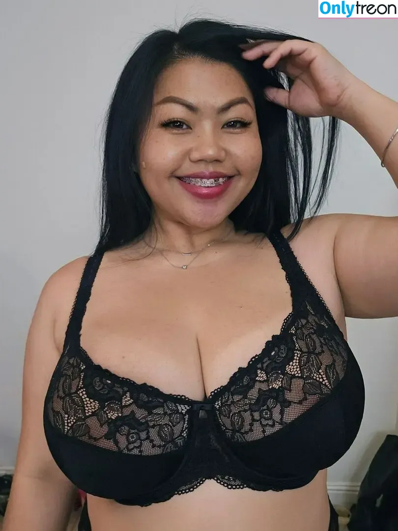 bustythaigirl nude photo #0012 (bustythaigirlx)