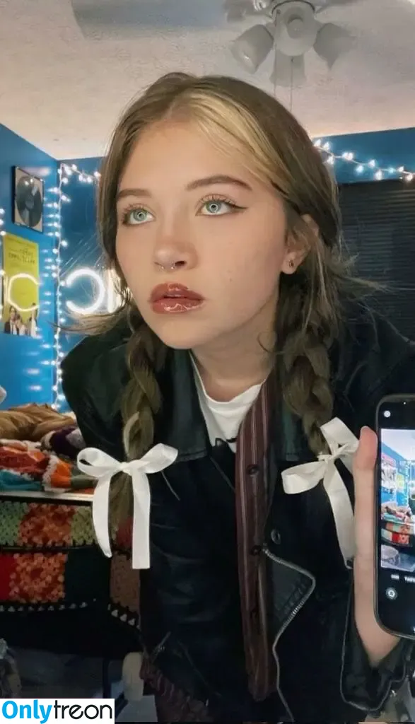 Caitibugzz nude photo #0021 (caitibugzz_ / caitybugs)