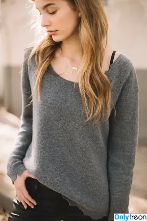 Camila Morrone / camilamorrone nude photo #0238