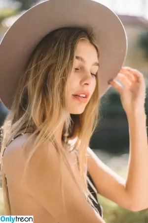Camila Morrone / camilamorrone nude photo #0289
