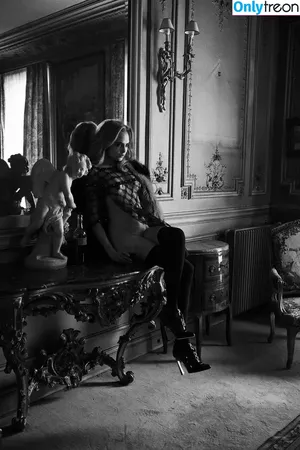 Cara Delevingne / caradelevingne nude photo #0014