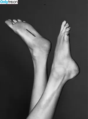Cara Delevingne / caradelevingne nude photo #0029