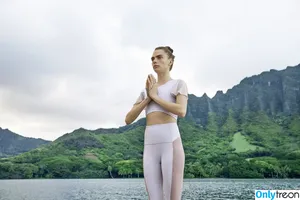 Cara Delevingne / caradelevingne nude photo #0098