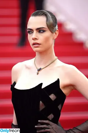 Cara Delevingne / caradelevingne nude photo #0270
