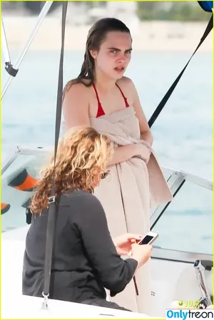 Cara Delevingne / caradelevingne nude photo #0351