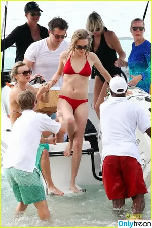 Cara Delevingne / caradelevingne nude photo #0359