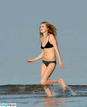Cara Delevingne / caradelevingne nude photo #0393