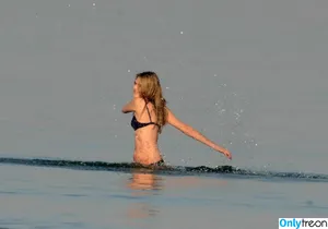 Cara Delevingne / caradelevingne nude photo #0400