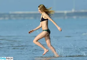 Cara Delevingne / caradelevingne nude photo #0401