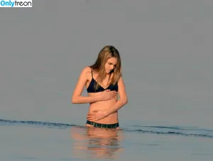 Cara Delevingne / caradelevingne nude photo #0402
