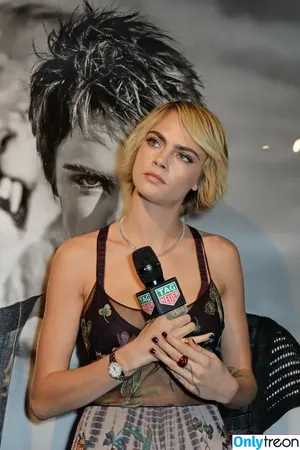 Cara Delevingne / caradelevingne nude photo #0522